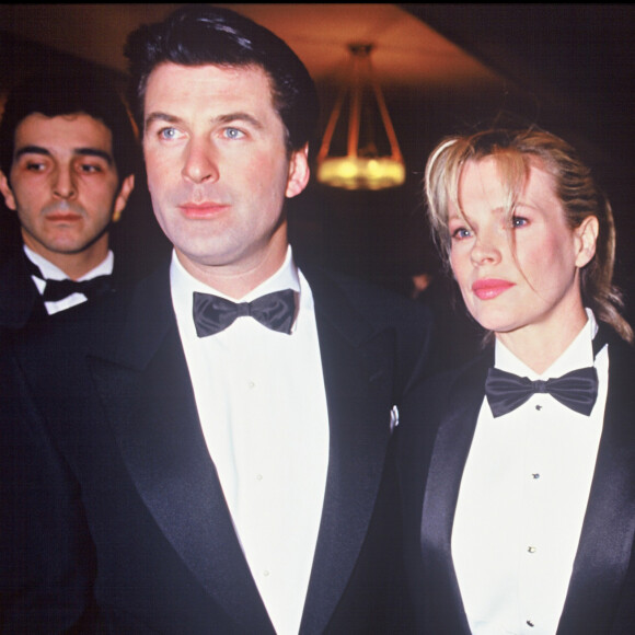 Alec Baldwin et Kim Bastinger à la cérémonie des César en 1994.