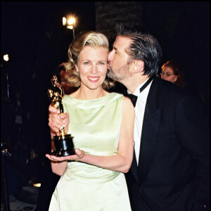 Kim Basinger et Alec Baldwin à la soirée du magazine Vanity Fair après le sacre de Kim Basinger aux Oscars le 26 mars 1998. 