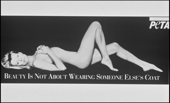 Kim Basinger pose nue pour la défense des animaux et contre l'utilisation de fourrure.