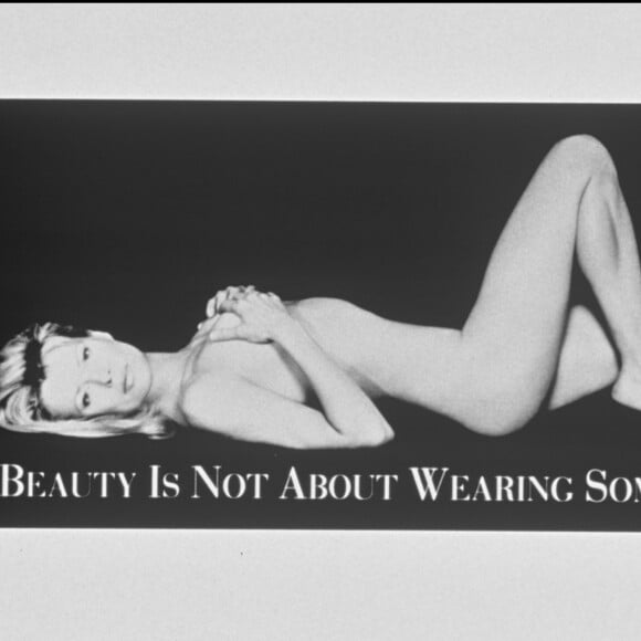 Kim Basinger pose nue pour la défense des animaux et contre l'utilisation de fourrure.