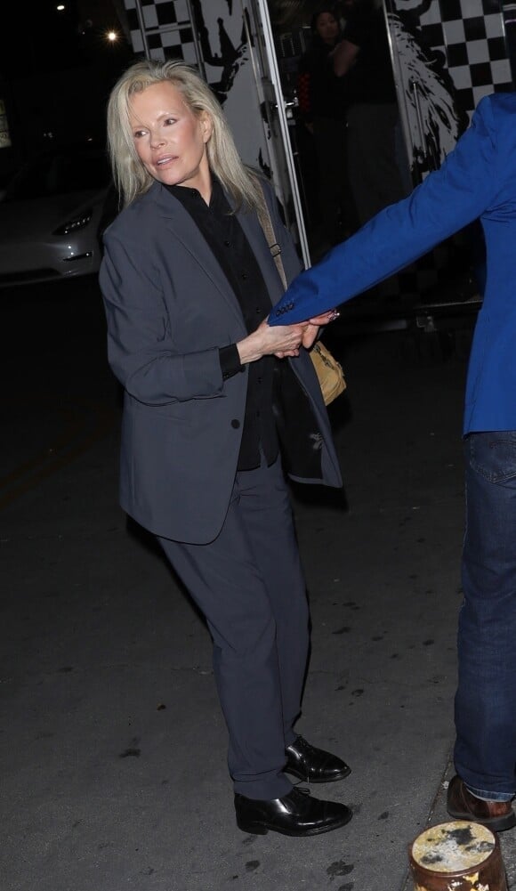 Exclusif - Kim Basinger, arrive à la baby shower de sa fille au Jumbo's Clown Room à Hollywood, Los Angeles, Californie, Etats-Unis, le 6 mars 2023. L'actrice était main dans la main avec son compagnon Mitch Stone.  Exclusive - Kim Basinger, 69 looks unrecognizable as she arrives to daughter's baby shower at Jumbo's Clown Room on Sunday night. The actress was seen looking youthful as she arrived and exited holding hands with boyfriend Mitch Stone on March 6, 2023. 