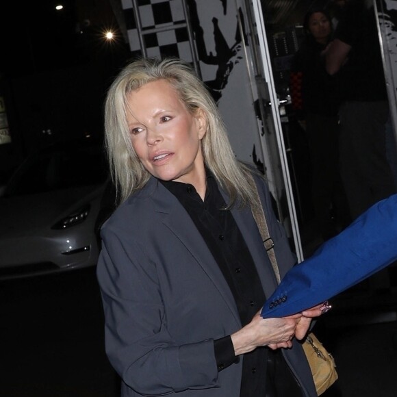Exclusif - Kim Basinger, arrive à la baby shower de sa fille au Jumbo's Clown Room à Hollywood, Los Angeles, Californie, Etats-Unis, le 6 mars 2023. L'actrice était main dans la main avec son compagnon Mitch Stone.  Exclusive - Kim Basinger, 69 looks unrecognizable as she arrives to daughter's baby shower at Jumbo's Clown Room on Sunday night. The actress was seen looking youthful as she arrived and exited holding hands with boyfriend Mitch Stone on March 6, 2023. 