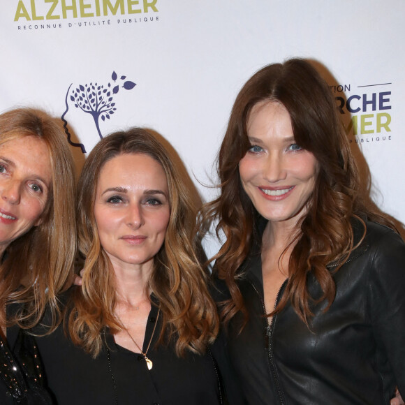 Sandrine Kiberlain, guest et Carla Bruni Sarkozy (Marraine du Gala) - Photocall du 16ème Gala de la Fondation " Recherche Alzheimer " à l'Olympia à Paris. Le 20 mars 2023 © Bertrand Rindoff Petroff / Bestimage