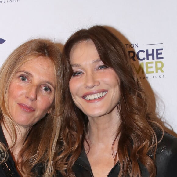 Sandrine Kiberlain et Carla Bruni Sarkozy (Marraine du Gala) - Photocall du 16ème Gala de la Fondation " Recherche Alzheimer " à l'Olympia à Paris. Le 20 mars 2023 © Bertrand Rindoff Petroff / Bestimage