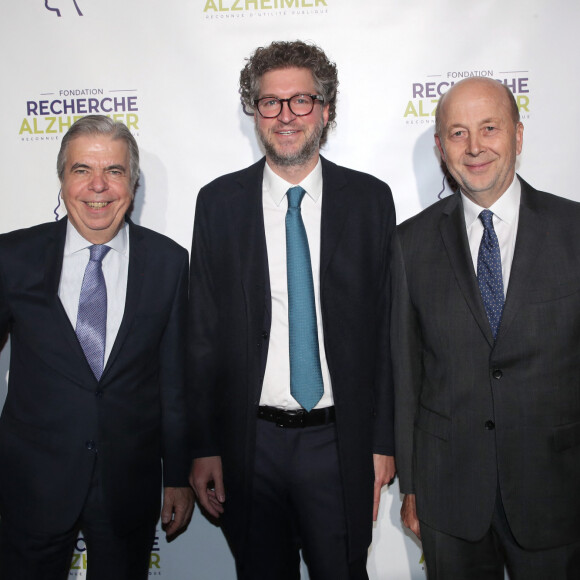 Professeur Bruno Dubois, Docteur Alberto Benussi (Prix du Jeune Chercheur - Scor 2022) et Docteur Olivier de Ladoucette - Photocall du 16ème Gala de la Fondation " Recherche Alzheimer " à l'Olympia à Paris. Le 20 mars 2023 © Bertrand Rindoff Petroff / Bestimage