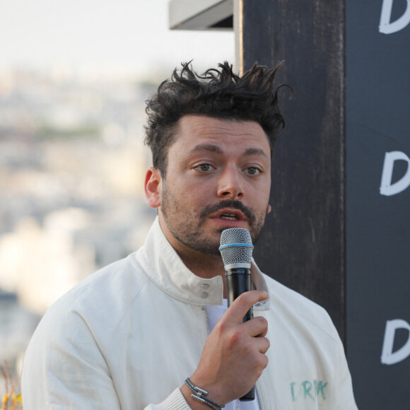 Kev Adams sera lui aussi de la partie, comme la saison passée.
Exclusif - Kev Adams - Soirée de lancement de la gamme de boissons "Drink Waters" au restaurant Créatures sur le rooftop des Galeries Lafayette à Paris le 9 mai 2022. © Clovis-Bellak/Bestimage 
