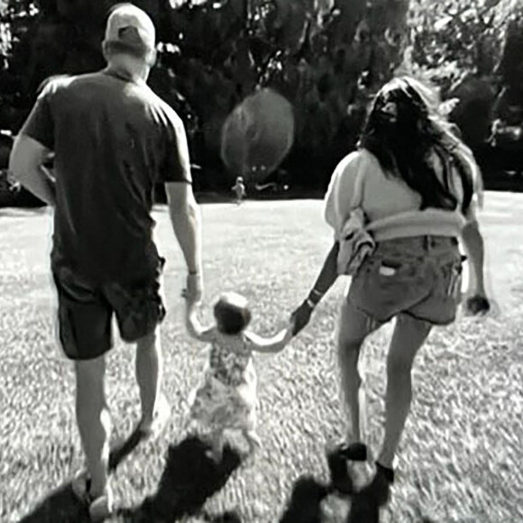 Ce n'est donc que le 14 mai prochain que Meghan aura elle aussi son moment de gloire
Le prince Harry, duc de Sussex et Meghan Markle, duchesse de Sussex, dévoilent des photos de leur fille Lilibet, 1 an, dans le 6ème épisode du documentaire "Harry & Meghan" (Netflix). Le 15 décembre 2022. 