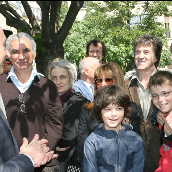 Bertrand Delanoë, François Cluzet, Nadine Trintignant et les enfants de Marie Trintignant - Inauguration du square Marie Trintignant dans le 4ème arrondissement de Paris. 