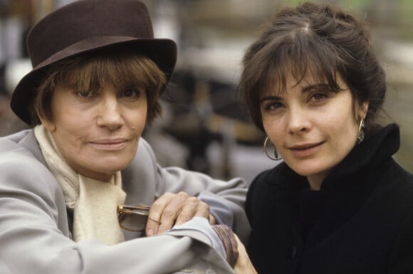En France, à Paris, de gauche à droite Nadine TRINTIGNANT coiffée d'un chapeau posant avec sa fille, Marie TRINTIGNANT