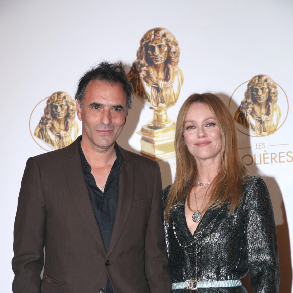 Vanessa Paradis et son mari Samuel Benchetrit (auteur et metteur en scène de la pièce " Maman " dans laquelle Vanessa est nominée) - 33ème " Nuit des Molières " aux Folies Bergère à Paris le 30 Mai 2022. Bertrand Rindoff / Bestimage 