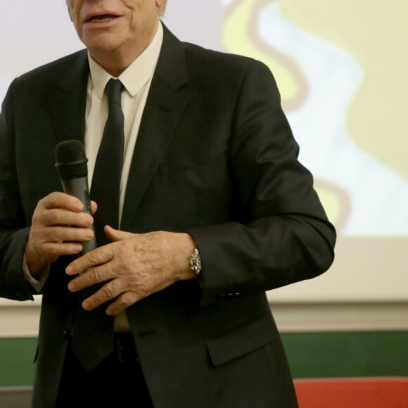 "J'aurais voulu le prendre dans mes bras mais il est parti comme ça", a-t-elle expliqué.
Exclusif - Bernard Tapie, nouveau parrain des étudiants en médecine, en compagnie de sa femme Dominique et de Christian Estrosi (maire de Nice) participe à la rentrée solennelle de la faculté de médecine de Nice, le 22 novembre 2018. 