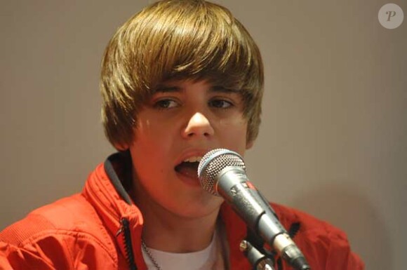 Justin Bieber dans les locaux d'Universal, à Paris, le 23 février 2010