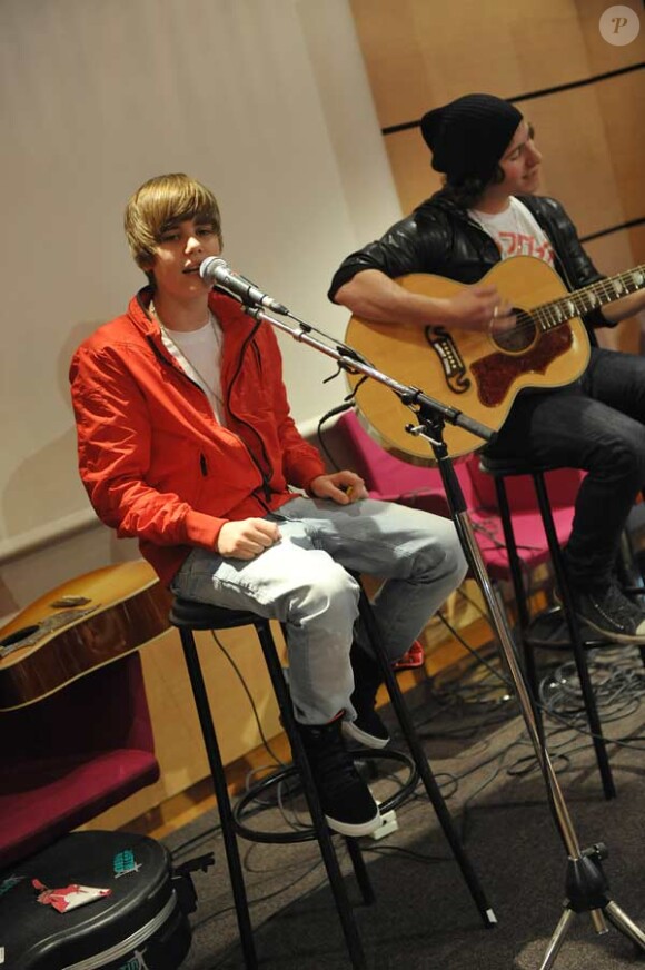 Justin Bieber dans les locaux d'Universal, à Paris, le 23 février 2010