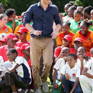 Le prince Harry joue au cricket à Queens Park Grounds sur lîle de Grenade lors de son voyage dans les Caraïbes, le 28 novembre 2016. 