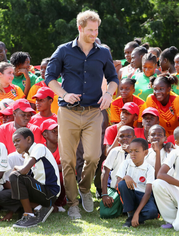 Le prince Harry joue au cricket à Queens Park Grounds sur lîle de Grenade lors de son voyage dans les Caraïbes, le 28 novembre 2016. 