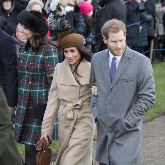 Les révélations que le prince Harry a faites dans ses mémoires, notamment sur sa consommation de drogues, pourrait lui coûter très cher
Le prince Harry et sa fiancée Meghan Markle arrivent à l'église St Mary Magdalene pour la messe de Noël à Sandringham