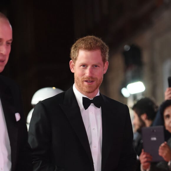 Le prince William, duc de Cambridge et le prince Harry à la premiere de Star Wars, épisode VIII : Les Derniers Jedi au Royal Albert Hall à Londres, le 12 décembre 2017 