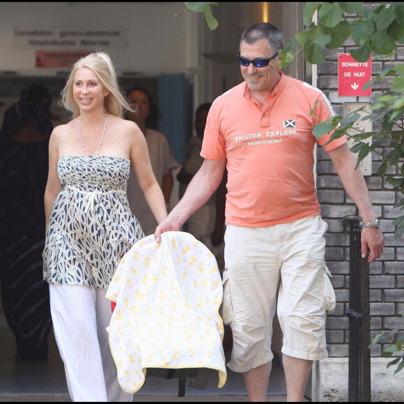 Jean-Marie Bigard et sa femme Claudia sortent de la Piété Salpetrière avec le petit Sasha.