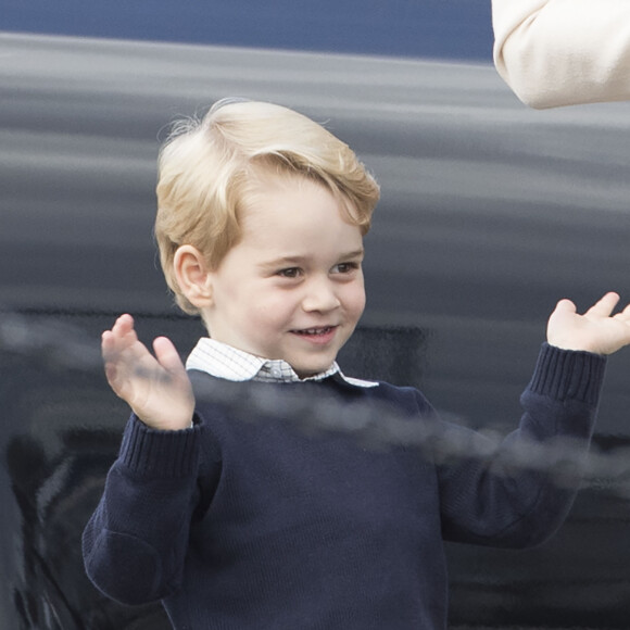 A seulement 3 ans, George de Cambridge, l'aîné du couple, avait fait fondre l'assistance en faisant un signe des deux mains
Départ du prince William, duc de Cambridge, Catherine (Kate) Middleton, duchesse de Cambridge, accompagnés de leurs enfants, le prince Georges et la princesse Charlotte après leurs voyage de 8 jours au Canada à Victoria le 1er octobre 2016.