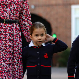 Photographe qui a couvert de nombreux événements royaux pour "The Sun", Arthur Edwards a expliqué son secret pour capturer ces instants
Le prince William, duc de Cambridge, et Catherine (Kate) Middleton, duchesse de Cambridge, accompagnent le prince George et la princesse Charlotte pour leur rentrée scolaire à l'école Thomas's Battersea à Londres, Royaume Uni, le 5 septembre 2019.