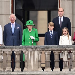 Camilla Parker Bowles, duchesse de Cornouailles, Le prince Charles, prince de Galles, La reine Elisabeth II d'Angleterre, le prince William, duc de Cambridge, Catherine Kate Middleton, duchesse de Cambridge et leurs enfants le prince George, la princesse Charlotte et le prince Louis - La famille royale regarde la grande parade qui clôture les festivités du jubilé de platine de la reine à Londres le 5 juin 2022.