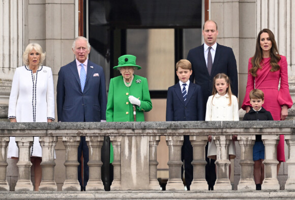 Camilla Parker Bowles, duchesse de Cornouailles, Le prince Charles, prince de Galles, La reine Elisabeth II d'Angleterre, le prince William, duc de Cambridge, Catherine Kate Middleton, duchesse de Cambridge et leurs enfants le prince George, la princesse Charlotte et le prince Louis - La famille royale regarde la grande parade qui clôture les festivités du jubilé de platine de la reine à Londres le 5 juin 2022.