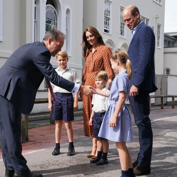 Le prince William, duc de Cambridge et Catherine Kate Middleton, duchesse de Cambridge accompagnent leurs enfants George, Charlotte et Louis à l'école Lambrook le 7 septembre 2022.