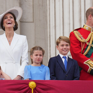 Si la famille royale ne fait pas toujours l'unanimité, les enfants de Kate et William sont irrésistibles sur chaque photo, quel est le secret de tant de mignonnerie et de naturel ?
Catherine Kate Middleton, duchesse de Cambridge, le prince William, duc de Cambridge et leurs enfants, le prince Louis, le prince George et la princesse Charlotte - Les membres de la famille royale regardent le défilé Trooping the Colour depuis un balcon du palais de Buckingham à Londres lors des célébrations du jubilé de platine de la reine