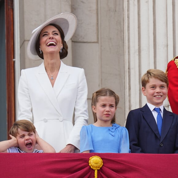 Si la famille royale ne fait pas toujours l'unanimité, les enfants de Kate et William sont irrésistibles sur chaque photo, quel est le secret de tant de mignonnerie et de naturel ?
Catherine Kate Middleton, duchesse de Cambridge, le prince William, duc de Cambridge et leurs enfants, le prince Louis, le prince George et la princesse Charlotte - Les membres de la famille royale regardent le défilé Trooping the Colour depuis un balcon du palais de Buckingham à Londres lors des célébrations du jubilé de platine de la reine