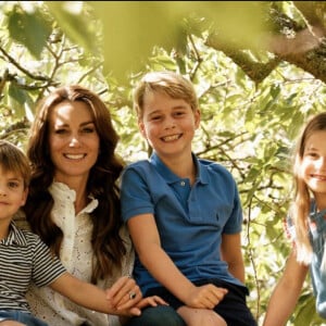 Elle-même photographe de talent, la princesse Kate a certainement transmis l'art de bien poser à ses enfants.
Pour la fête des Mères, le prince et la princesse de Galles ont dévoilé une photo inédite de la duchesse, Catherine Kate Middleton avec ses trois enfants, George, Charlotte et Louis. Le 19 mars 2023. © Princess of Wales Instagram via Bestimage