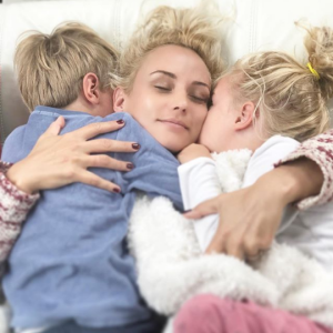 Élodie Gossuin tenant dans ses bras Léonard et Joséphine, sur Instagram le 5 octobre 2019.