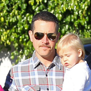 Reese Witherspoon, Jim Toth avec une nouvelle moustache et leur fils Tennessee se rendent au Brentwood Country Mart, le 24 novembre 2013.