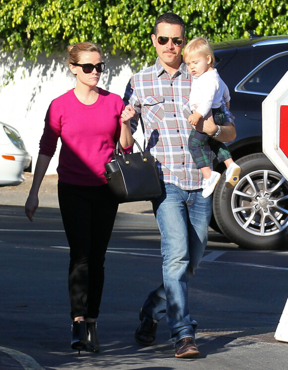 Reese Witherspoon, Jim Toth avec une nouvelle moustache et leur fils Tennessee se rendent au Brentwood Country Mart, le 24 novembre 2013.
