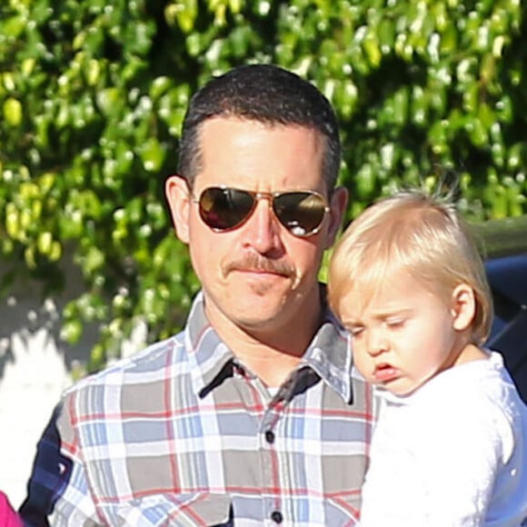 Reese Witherspoon, Jim Toth avec une nouvelle moustache et leur fils Tennessee se rendent au Brentwood Country Mart, le 24 novembre 2013.