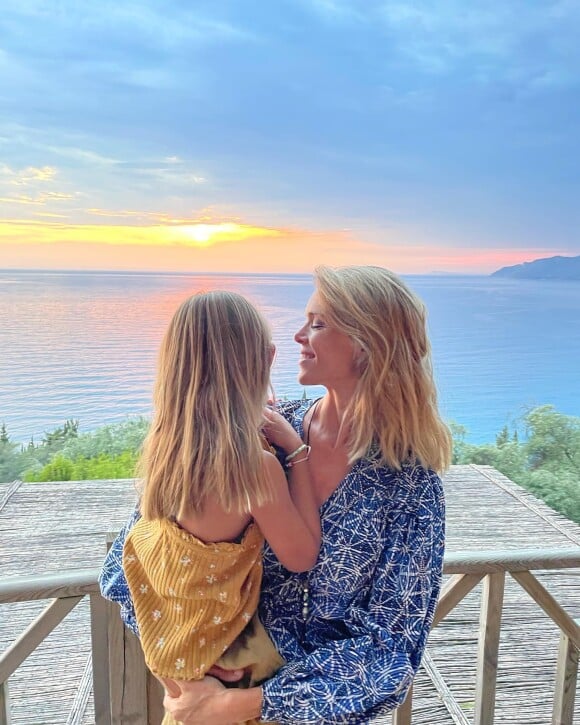 "Avec mes enfants même s'ils viennent un peu en touristes. J'essaie de les impliquer au maximum", a-t-elle confié.
Julie Andrieu et sa fille Gaïa. Instagram. Le 17 août 2022.