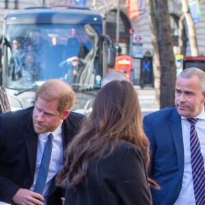 Le duc de Sussex a été vu sortant d'un taxi le conduisant à la Haute Cour de la capitale britannique ce lundi 27 mars
Le prince Harry, duc de Sussex, arrive en taxi au procès contre l'éditeur du journal "Daily Mail" à la Haute Cour de Londres, le 27 mars 2023. Parmi les plaignants, accusant le quotidien d'avoir obtenu des informations illégalement, figurent E.John et L.Hurley. C'est la première apparition du prince depuis la publication de sa biographie "Le Suppléant" en janvier 2023. Invité au couronnement de son père, le prince de 38 ans n'a pas encore rendu officielle sa venue à la cérémonie du 6 mai 2023. 