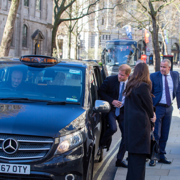 Le prince Harry, duc de Sussex, arrive en taxi au procès contre l'éditeur du journal "Daily Mail" à la Haute Cour de Londres, le 27 mars 2023. Parmi les plaignants, accusant le quotidien d'avoir obtenu des informations illégalement, figurent E.John et L.Hurley. C'est la première apparition du prince depuis la publication de sa biographie "Le Suppléant" en janvier 2023. Invité au couronnement de son père, le prince de 38 ans n'a pas encore rendu officielle sa venue à la cérémonie du 6 mai 2023. 