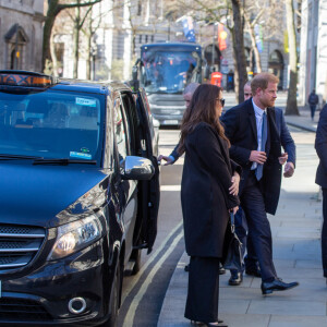 Le prince Harry, duc de Sussex, arrive en taxi au procès contre l'éditeur du journal "Daily Mail" à la Haute Cour de Londres, le 27 mars 2023. Parmi les plaignants, accusant le quotidien d'avoir obtenu des informations illégalement, figurent E.John et L.Hurley. C'est la première apparition du prince depuis la publication de sa biographie "Le Suppléant" en janvier 2023. Invité au couronnement de son père, le prince de 38 ans n'a pas encore rendu officielle sa venue à la cérémonie du 6 mai 2023. 