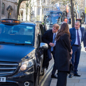 Le prince Harry, duc de Sussex, arrive en taxi au procès contre l'éditeur du journal "Daily Mail" à la Haute Cour de Londres, le 27 mars 2023. Parmi les plaignants, accusant le quotidien d'avoir obtenu des informations illégalement, figurent E.John et L.Hurley. C'est la première apparition du prince depuis la publication de sa biographie "Le Suppléant" en janvier 2023. Invité au couronnement de son père, le prince de 38 ans n'a pas encore rendu officielle sa venue à la cérémonie du 6 mai 2023. 