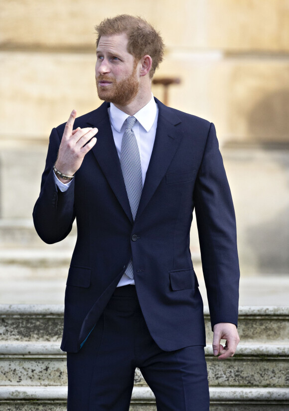 Il venait assister à une audience contre l'éditeur du Daily Mail, Associated Newspaper (ANL), accusé par plusieurs célébrités d'avoir recueilli des informations de manière illégale.
Le prince Harry rencontre des jeunes joueurs de rugby dans les jardins du palais de Buckhingam à Londres le 16 janvier 2020. 