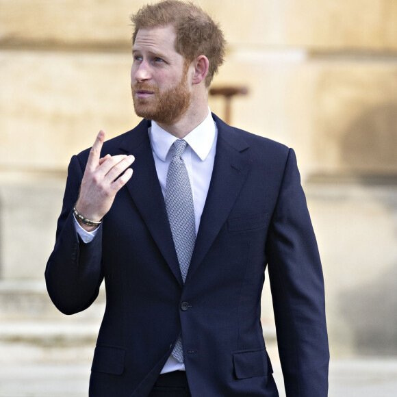 Il venait assister à une audience contre l'éditeur du Daily Mail, Associated Newspaper (ANL), accusé par plusieurs célébrités d'avoir recueilli des informations de manière illégale.
Le prince Harry rencontre des jeunes joueurs de rugby dans les jardins du palais de Buckhingam à Londres le 16 janvier 2020. 