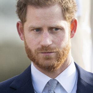 Le prince Harry, duc de Sussex, rencontre des jeunes joueurs de rugby dans les jardins du palais de Buckhingam à Londres le 16 janvier 2020. 