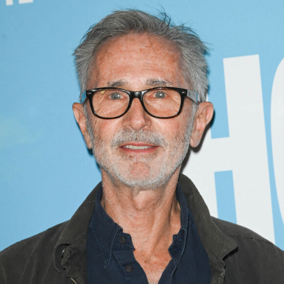 En mai dernier, lorsque Nikos Aliagas lui demandait dans "50'Inside", de dévoiler son secret pour que son couple dure, l'acteur de 70 ans répondait qu'il n'y en a pas. 
Thierry Lhermitte - Avant-première du film "Hommes au bord de la crise de nerfs" au cinéma Pathé Wepler à Paris. Le 11 mai 2022 © Coadic Guirec / Bestimage