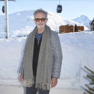 Thierry Lhermitte - Photocall du film "Alors on danse" lors de la 25ème édition du Festival international du film de comédie de l'Alpe d'Huez le 19 janvier 2022. © Christophe Aubert via Bestimage