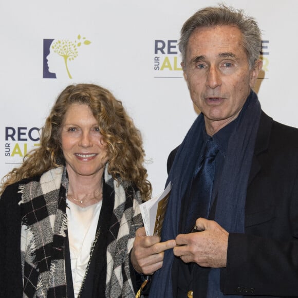 Pour lui, la clé pour préserver une relation, cela passe par "savoir que l'amour n'est pas inconditionnel" mais "conditionnel".
Thierry Lhermitte et sa femme Hélène - People au concert du 13ème Gala 2018 de l'Association pour la Recherche sur Alzheimer à la salle Pleyel à Paris le 12 février 2018. L'intégralité des bénéfices de cette soirée servira à financer la recherche sur la maladie d'Alzheimer. © Coadic Guirec-Pierre Perusseau/Bestimage