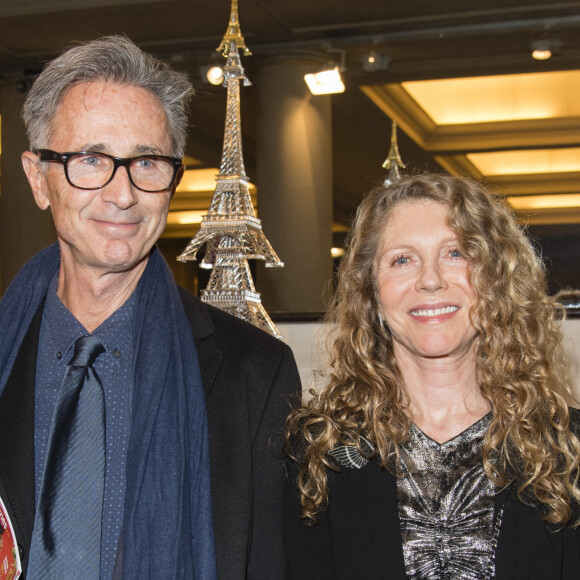 Avant d'ajouter : "Et on apprend dans ses premières histoires d'amour que c'est très conditionnel. Donc que ça se négocie et que c'est temporaire. Ça peut durer une vie entière mais ça peut s'arrêter tout le temps. Quand on a compris que c'était conditionnel et temporaire, on peut vivre avec ça".
Thierry Lhermitte et sa femme Hélène lors de la 22ème édition des "Sapins de Noël des Créateurs" au théâtre des Champs-Elysées. La soirée est placée cette année sous le thème enchanteur "Sapin Vert & Flocons d'Or". Les convives ont pu assister à l'exposition qui était suivie d'une vente aux enchères et d'un dîner. Paris, le 17 novembre 2017. © Pierre Perusseau/Bestimage 