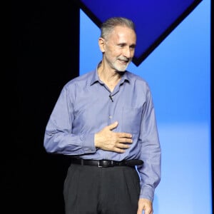 Exclusif - Thierry Lhermitte salue le public - Représentation de la pièce de théâtre "Fleurs de soleil" au théâtre Antoine à Paris, France, le 16 mars 2023. © Bertrand Rindoff/Bestimage 