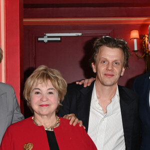 Muriel Robin a obtenu le Grand prix du centième anniversaire de la naissance de Raymond Devos, Alex Lutz, celui du Grand prix Raymond Devos de la langue française 2022
Exclusif - Muriel Robin (Grand prix du centième anniversaire de la naissance de Raymond Devos), Catherine Dolto (présidente de la Fondation Devos), Alex Lutz (lauréat du Grand prix Raymond Devos de la langue française 2022), Paul de Sinety (délégué général à la langue française et aux langues de France) qui réprésente la ministre de la culture - Cérémonie de remise du prix Raymond Devos au théâtre Edouard VII à Paris cadre de la 28ème édition de la semaine de la Langue Française et de la Francophonie le 20 mars 2023. Le théâtre a rendu hommage à R. Devos avec le spectacle "Il a de la côte Devos!" mis en scène par D. Benoin. A. Lutz et M. Robin héritiers de l'artiste, salués pour leur maitrise de la langue et leur manière de jouer, ont reçus leurs prix. © Coadic Guirec - Cyril Bruneau / Bestimage 