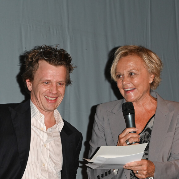 Une chose est sûre, Muriel avait retrouvé le sourire !
Exclusif - Alex Lutz (lauréat du Grand prix Raymond Devos de la langue française 2022) et Muriel Robin (Grand prix du centième anniversaire de la naissance de Raymond Devos) - Cérémonie de remise du prix Raymond Devos au théâtre Edouard VII à Paris cadre de la 28ème édition de la semaine de la Langue Française et de la Francophonie le 20 mars 2023. Le théâtre a rendu hommage à R. Devos avec le spectacle "Il a de la côte Devos!" mis en scène par D. Benoin. A. Lutz et M. Robin héritiers de l'artiste, salués pour leur maitrise de la langue et leur manière de jouer, ont reçus leurs prix. © Coadic Guirec - Cyril Bruneau / Bestimage 