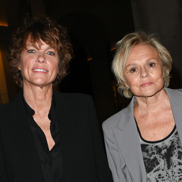 Muriel Robin et Anne Le Nen étaient au théatre Edouard VII la semaine dernière
Exclusif - Anne Le Nen et et sa femme Muriel Robin (Grand prix du centième anniversaire de la naissance de Raymond Devos) - Cérémonie de remise du prix Raymond Devos au théâtre Edouard VII à Paris cadre de la 28ème édition de la semaine de la Langue Française et de la Francophonie. Le théâtre a rendu hommage à R. Devos avec le spectacle "Il a de la côte Devos!" mis en scène par D. Benoin. A. Lutz et M. Robin héritiers de l'artiste, salués pour leur maitrise de la langue et leur manière de jouer, ont reçus leurs prix. © Coadic Guirec - Cyril Bruneau / Bestimage 